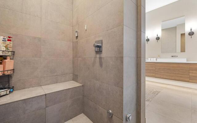 Newly Modern House w/ urban landscape of Kelowna!！