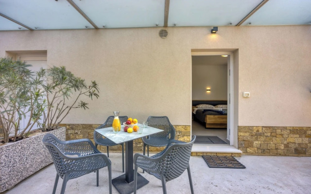 Coastal Countryside Oasis Apartment Deni