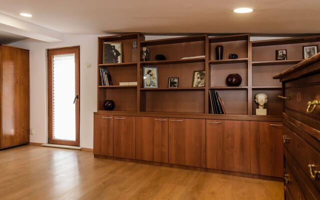 FM Luxury 3-BDR Apartment - 3 Levelled Home