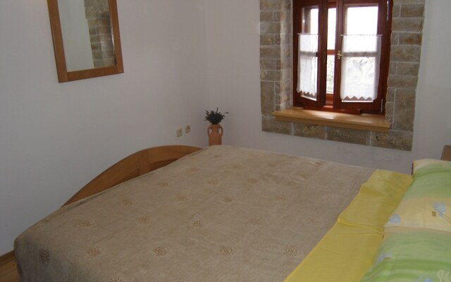 Easeful Pifar Apartment great location