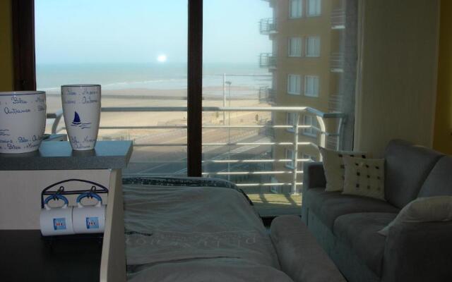 Studio apartment 'De Strandwandeling' with frontal sea view near Ostend