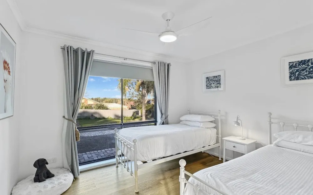 Pet-friendly Private Retreat With Large Backyard – Guest Rooms – Surf Beach