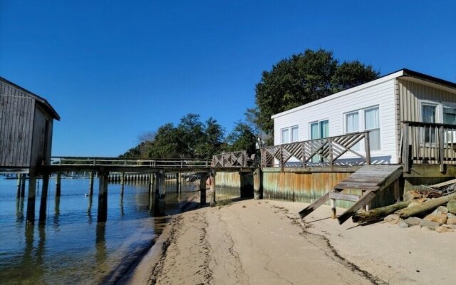 The Boat House - Water Front, Wifi, Pet Friendly 1 Bedroom Home by Redawning