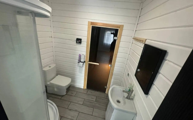 Дом у пруда