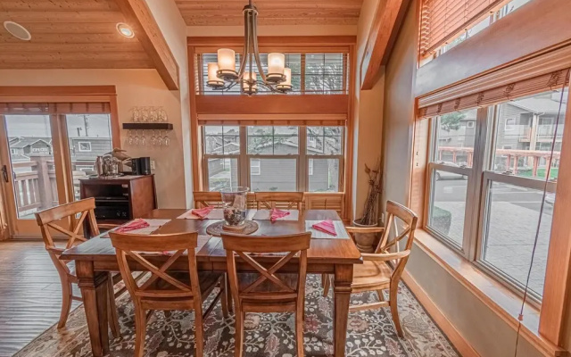 Lodges at Cannon Beach B2