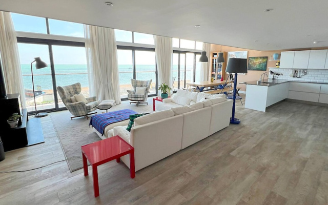 Beachfront Penthouse 4 Bedroom in Hythe