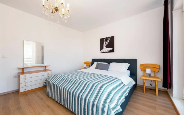 Spacious 2 Bedroom Apartment With Balcony