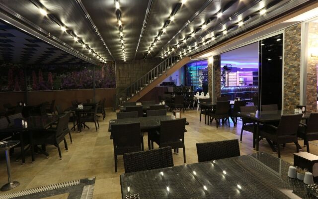Comet De Luxe Hotel