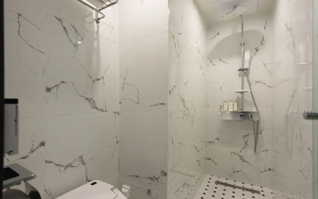 Seven Bricks Hotel
