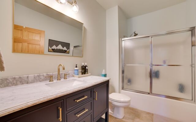 Modern Bellaire Condo: Pool Access, Near Skiing!