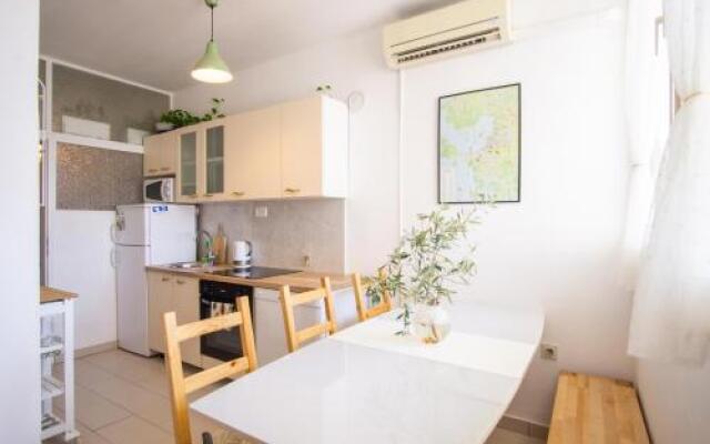 Spacious apartment by the sea 8+4