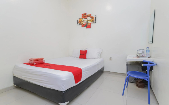 RedDoorz Plus @ K23 Rungkut Madya