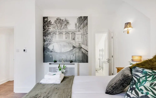 Superb Central First Floor Studio Apartment #8