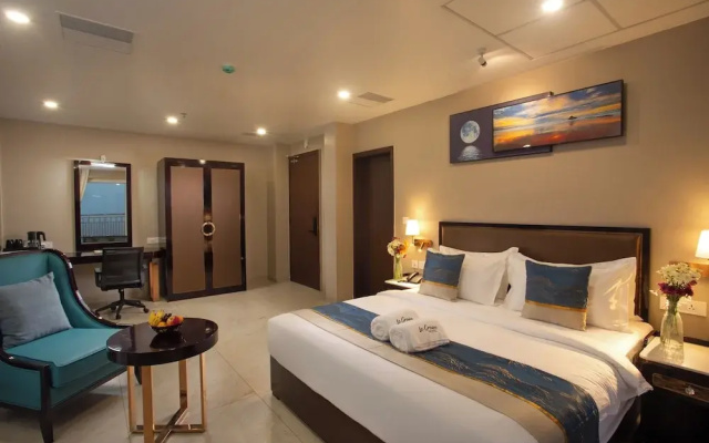Le Crown Hotel