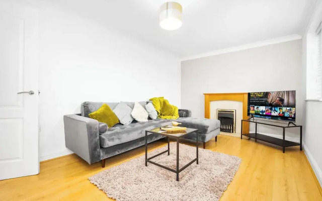 Cosy 2 bed Apt With Free Parking by Oldbury
