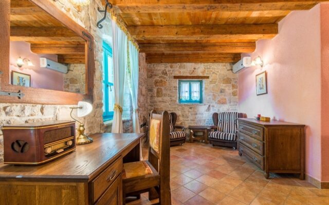 Authentic Villa in Tinjan With Private Pool