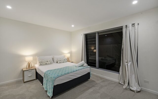 Just in Paradise Waterfront 5 Bedroom Deluxe House Central Broadbeach
