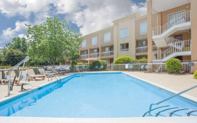 Days Inn by Wyndham Greenville