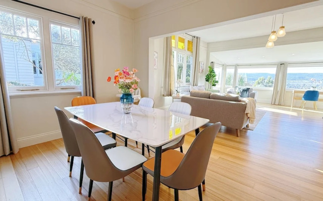 StayAU 2BR Home w/ Stunning Views in Tasmania