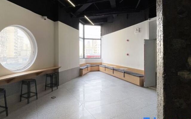 Weiliu Youth Hostel (Shanghai People's Square Jing'an Joy City Branch)