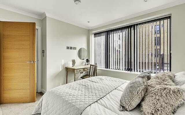 Chic and Contemporary Retreat in Brentford