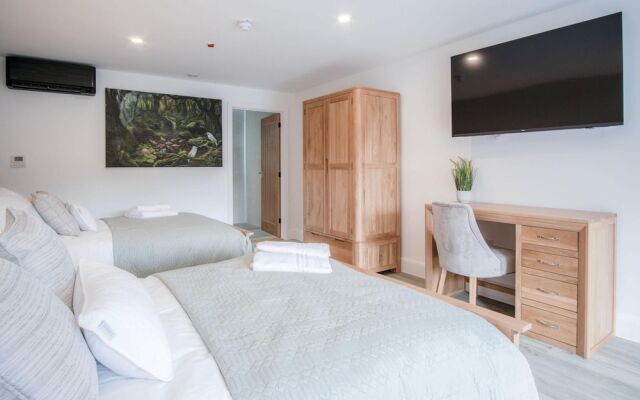 Suite 8 - Sleeping Giant Hotel - PEN Y CAE Inn