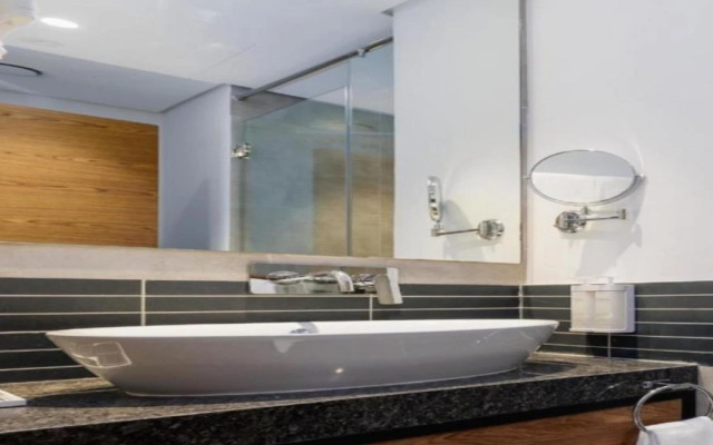 Отель Holiday Inn Dubai Village Circle