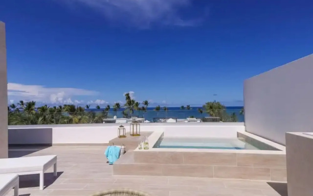 Elegant and Spacious Penthouse With Ocean View