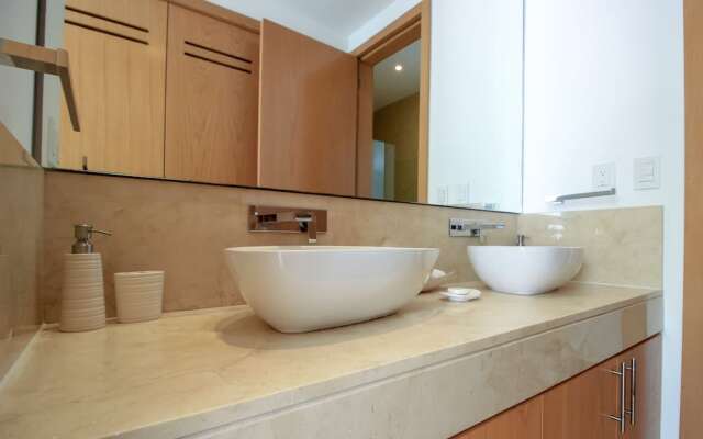 Luxury & Modern Condo by Olahola