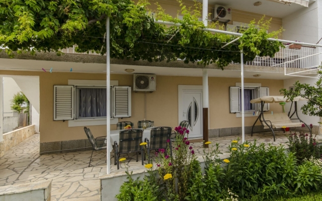 Holiday house More - garden shower: Vinisce, Riviera Trogir