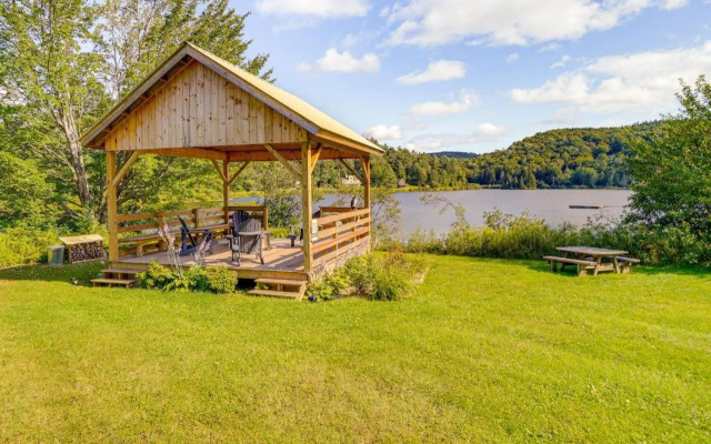 Spacious Wilmington Cabin: Walk to Lake