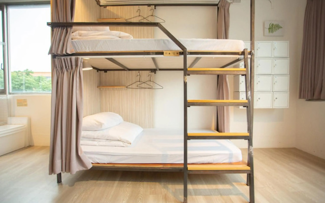 Corner Hostel & Cafe