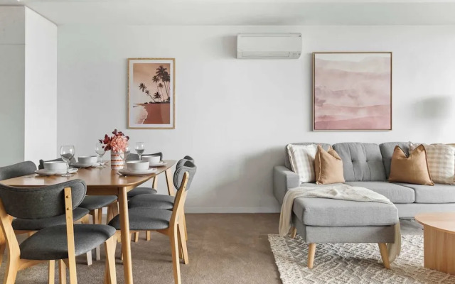 A Cozy 2BR Home Next to The Yarra River