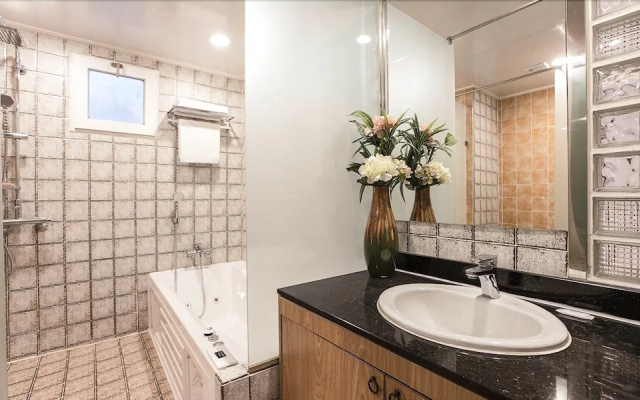 Seocho Dukkeobi Hotel