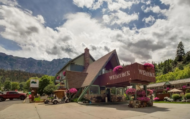 Twin Peaks Lodge & Hot Springs