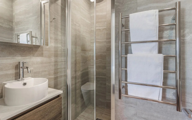 Fresh & sleek Grey Lynn unit with private patio
