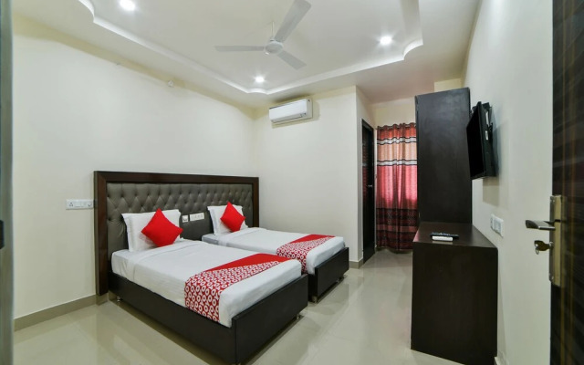 OYO 23589 Crown Palace