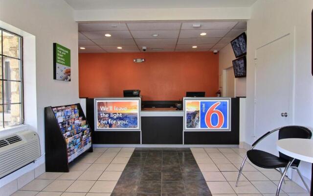 Motel 6 Austin, TX - Central Downtown UT