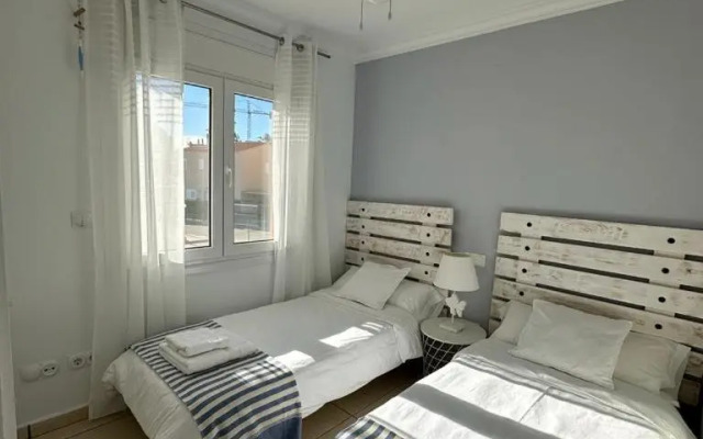 Oliva Nova flat in front of MET