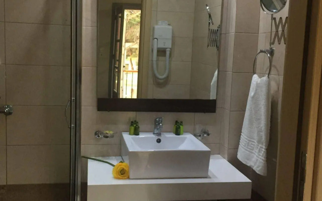 MasouriBlu Hotel