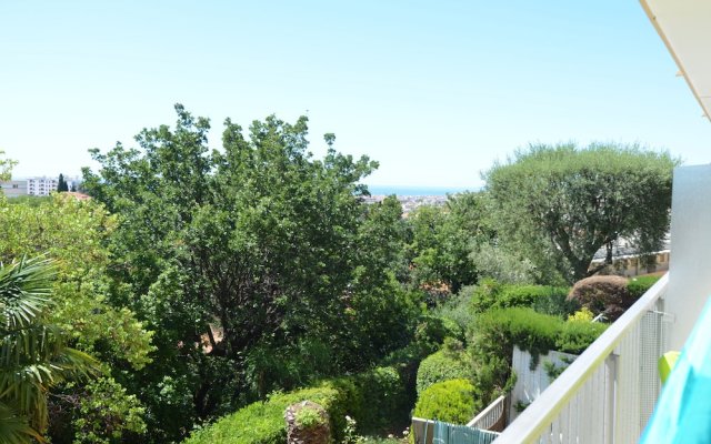 Large studio 4 persons with balcony Valrose district in Nice