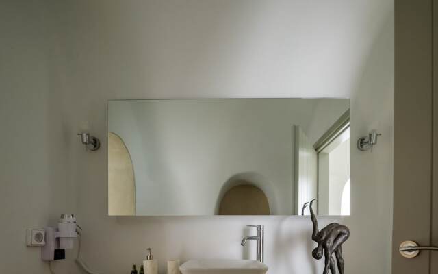 Oia Treasures Art Suites