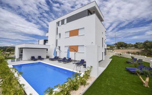Pool Apartments & Rooms Mare