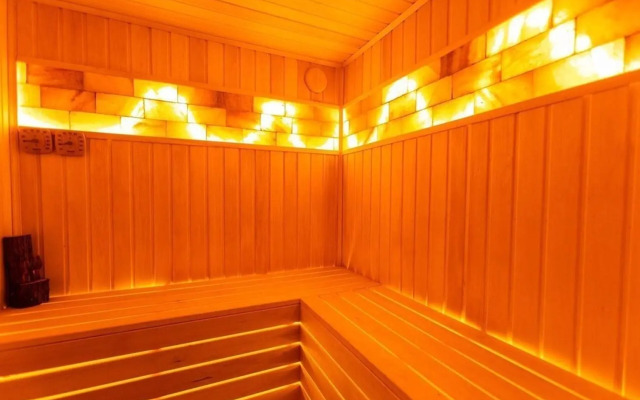 Пaноpaмный дом в хвойнoм лесу с сaуной