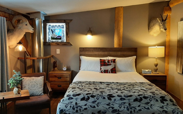 Arctic Divide Inn & Motel