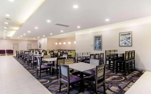 La Quinta Inn & Suites by Wyndham Indianapolis South