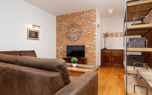 Broniwoja Apartment by Renters