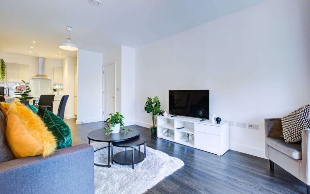 Modern Greenwich Flat With Parking