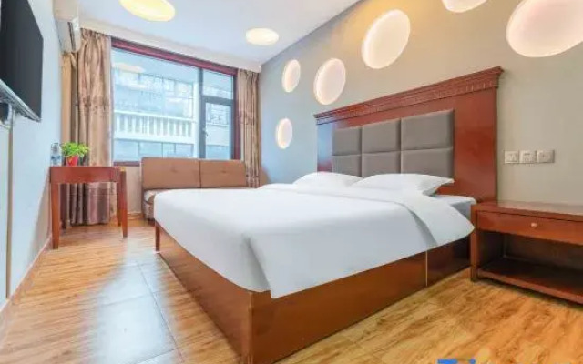 Xianglong Business Hotel (Xinyang Railway Station Tianrun Plaza)