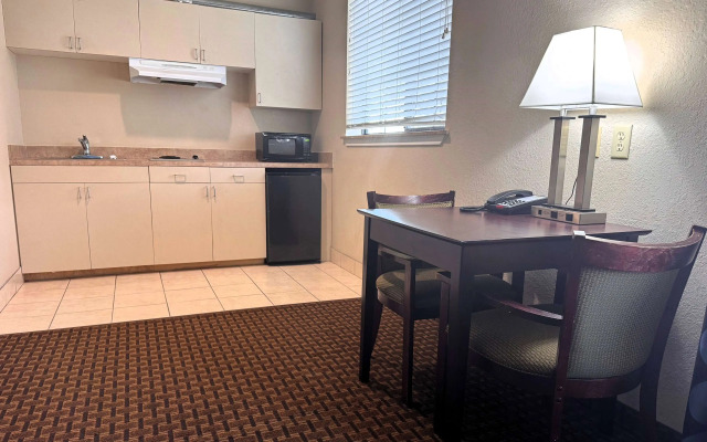 Super 8 by Wyndham IAH West/Greenspoint
